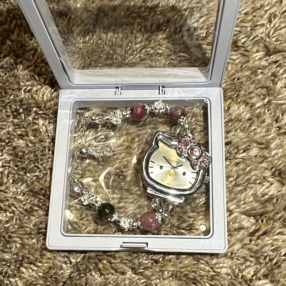 HELLO KITTY BRACELET WATCH - Picture 2 of 3